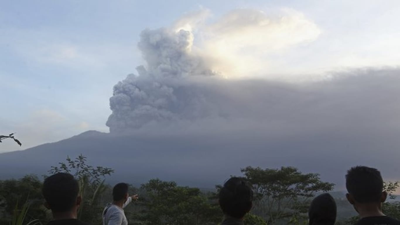 Einwohner beobachten die vom Mount Agung aufsteigende Rauchsäule.
