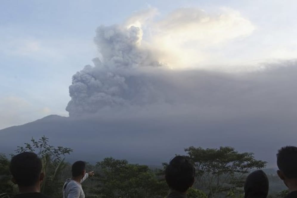 Einwohner beobachten die vom Mount Agung aufsteigende Rauchsäule.