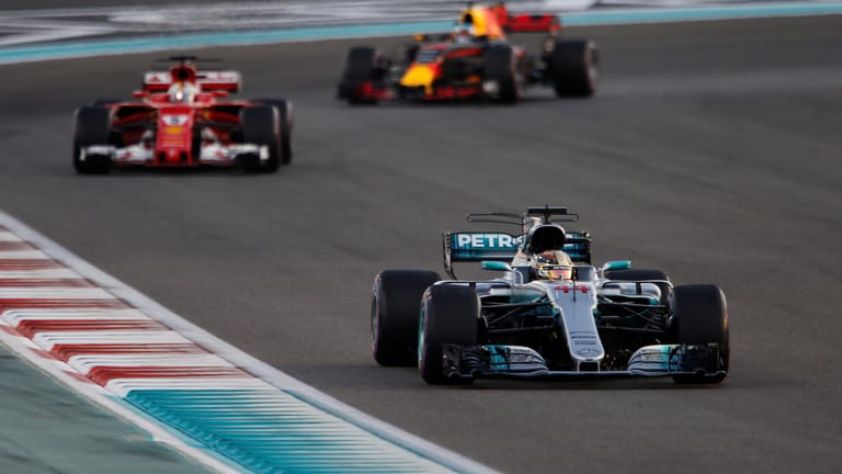 Sebastian Vettel fährt Lewis Hamilton hinterher.