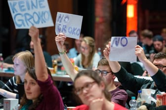 Delegierte halten am 24.11.2017 auf dem Juso-Bundeskongress im E-Werk in Saarbrücken während der Rede des SPD Parteivorsitzenden Schulz Schilder mit der Aufschrift "Keine GroKo" und "No GroKo" in die Höhe.