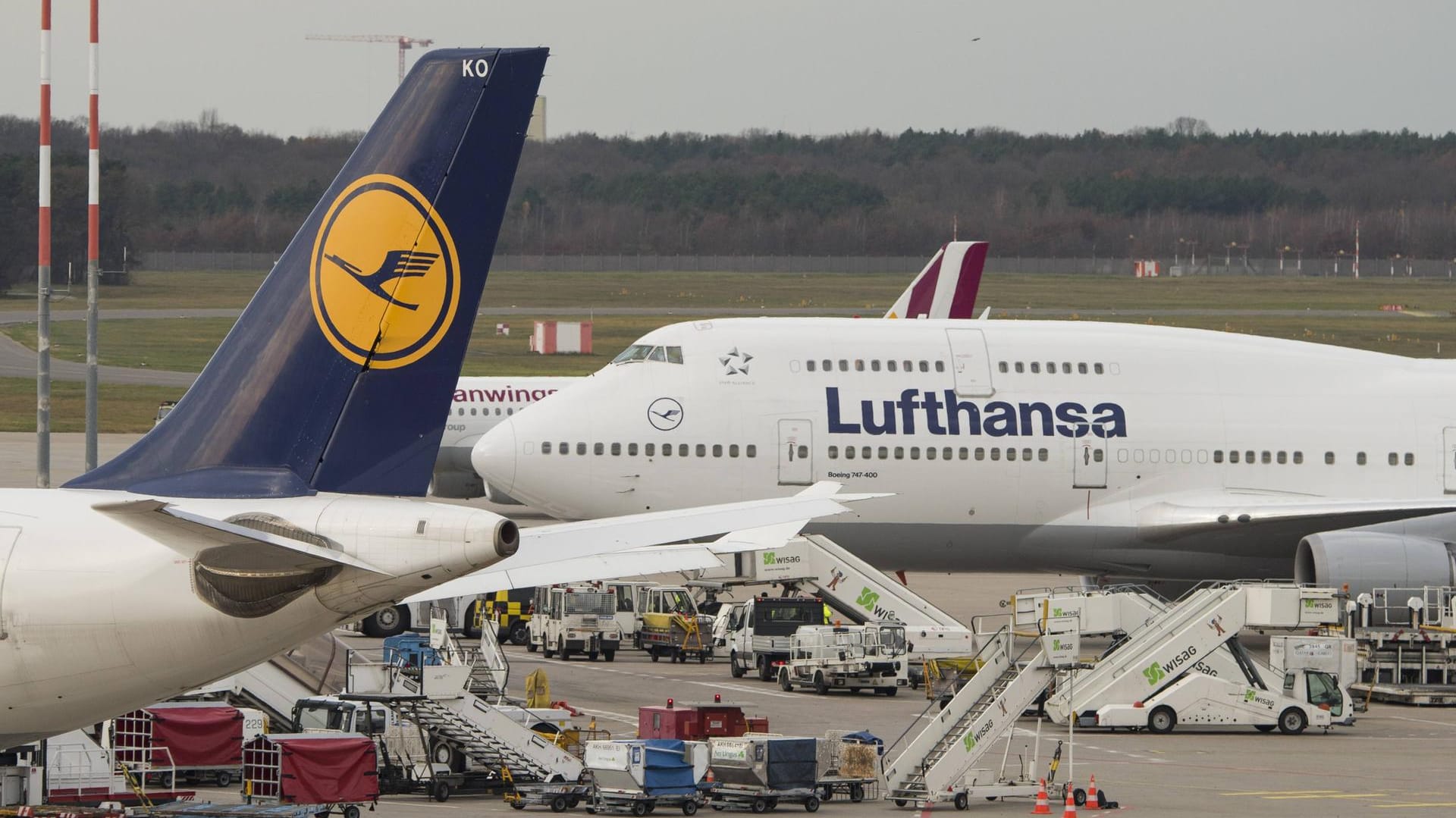 Lufthansa-Jumbos am Flughafen Tegel: Die Airline wehrt sich gegen die Preistreiberei-Vorwürfe. Lufthansa-Jumbos am Flughafen Tegel: Die Airline wehrt sich gegen die Preistreiberei-Vorwürfe.