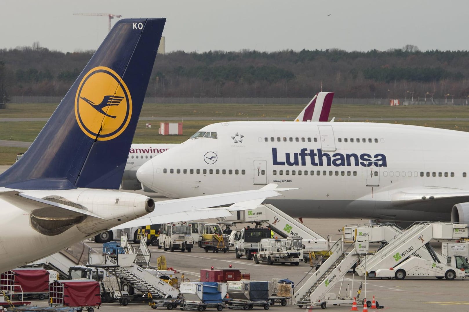 Lufthansa-Jumbos am Flughafen Tegel: Die Airline wehrt sich gegen die Preistreiberei-Vorwürfe. Lufthansa-Jumbos am Flughafen Tegel: Die Airline wehrt sich gegen die Preistreiberei-Vorwürfe.
