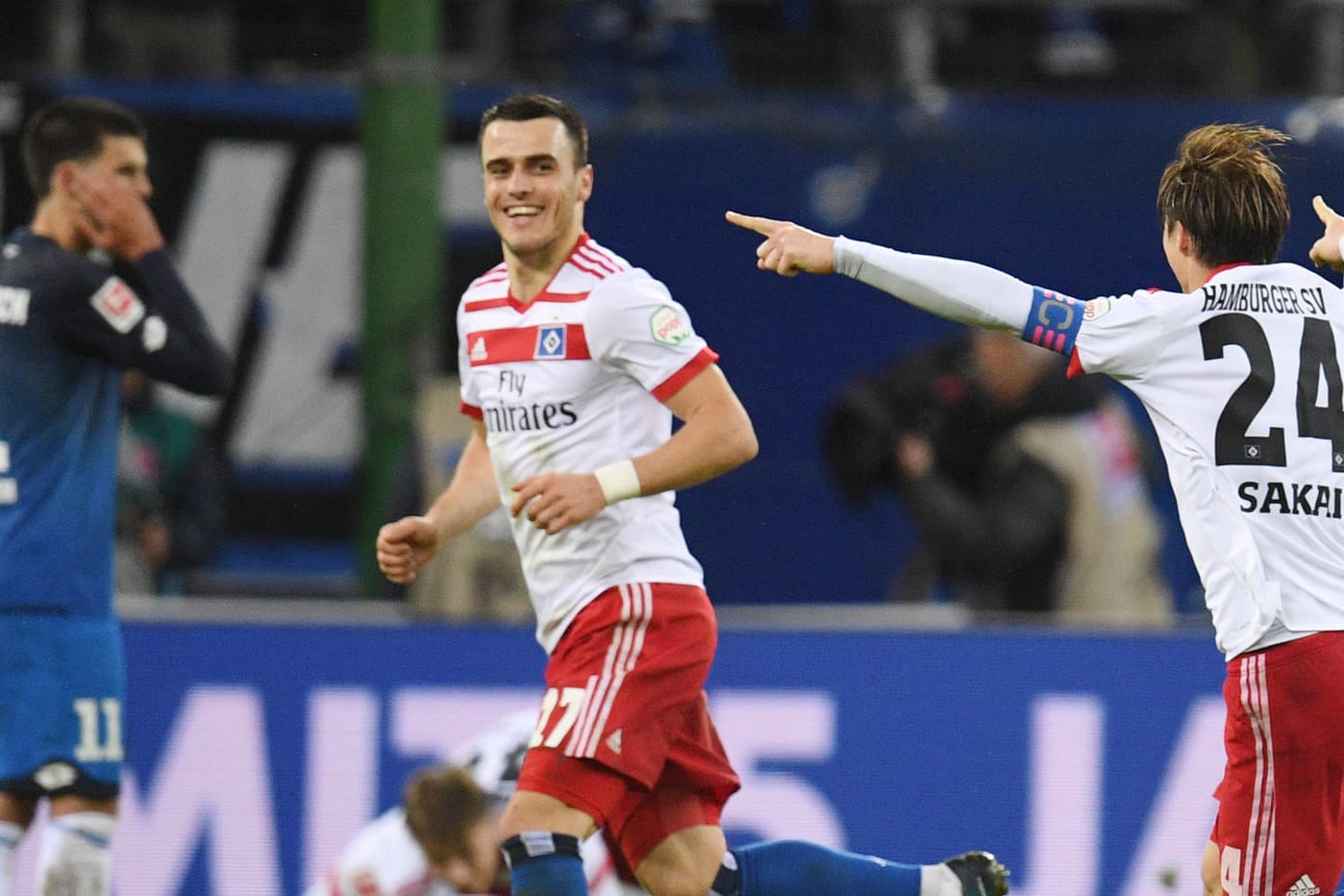 HSV-Kapitän Gotoku Sakai feiert mit Torschütze Filip Kostic (m.) den Treffer zum zwischenzeitlichen 2:0.