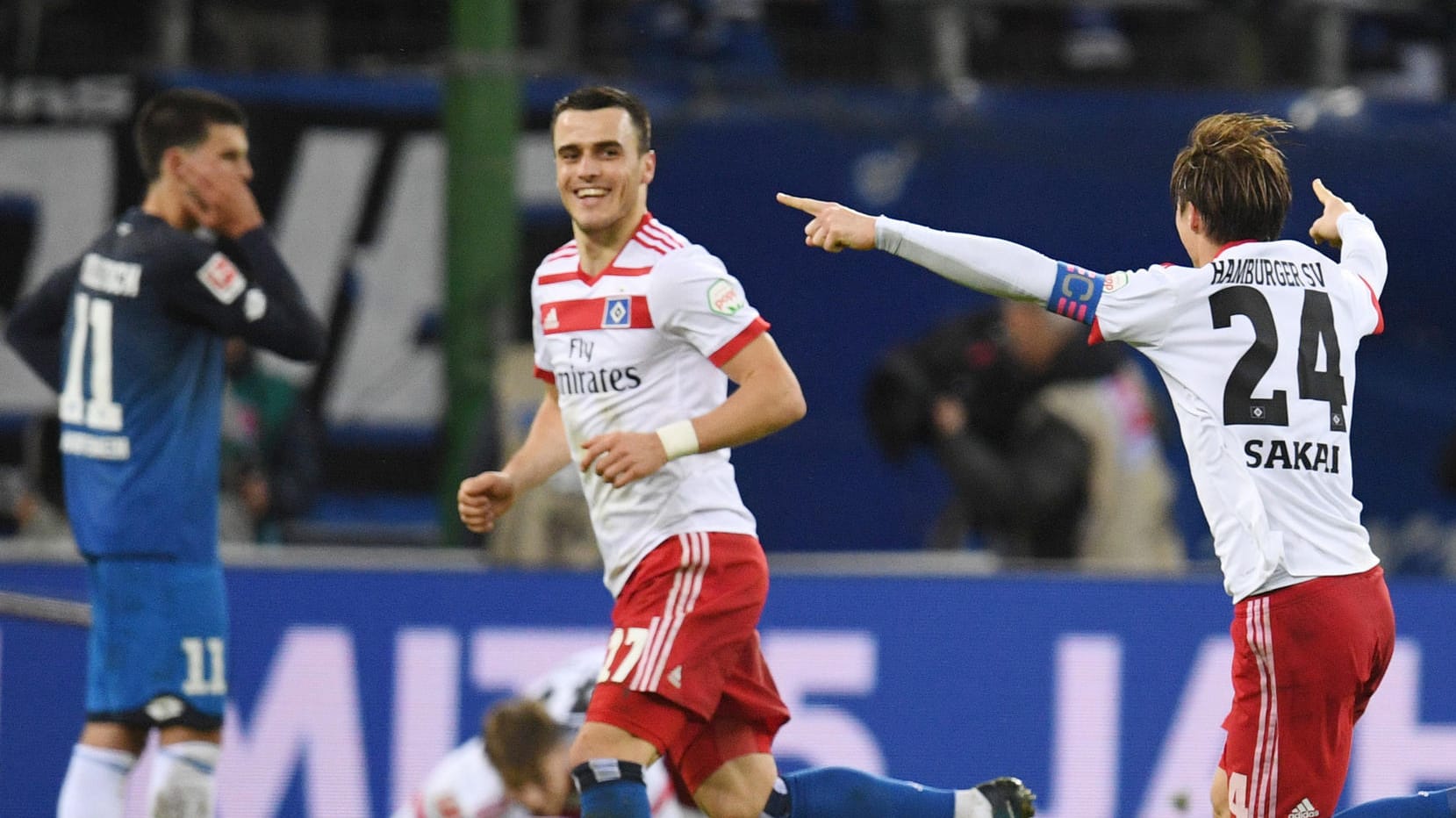 HSV-Kapitän Gotoku Sakai feiert mit Torschütze Filip Kostic (m.) den Treffer zum zwischenzeitlichen 2:0.