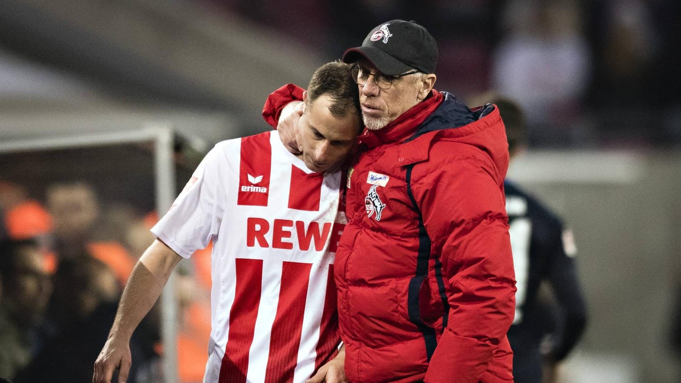 Pleite gegen Hertha: Köln-Trainer Trainer Peter Stöger tröstet Kapitän Matthias Lehmann.