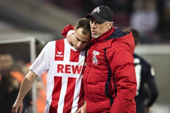 Pleite gegen Hertha: Köln-Trainer Trainer Peter Stöger tröstet Kapitän Matthias Lehmann.