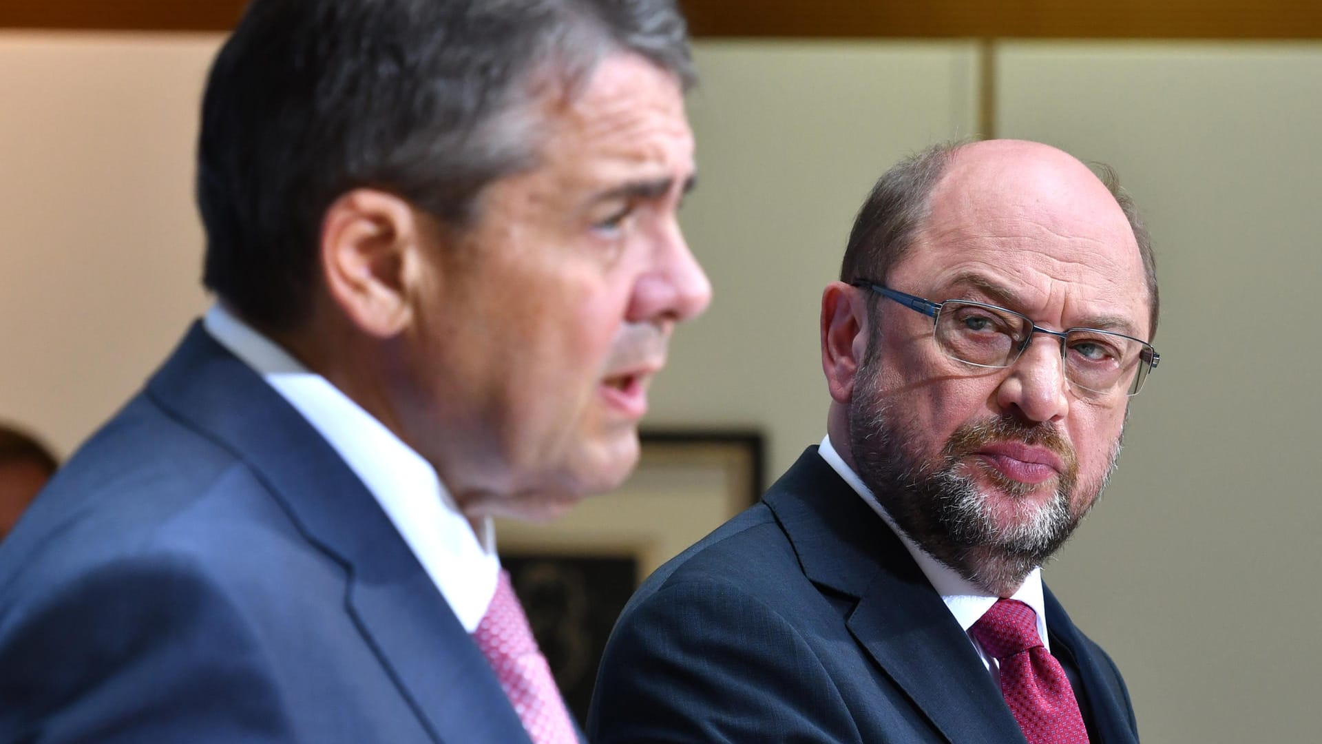 Martin Schulz neben Sigmar Gabriel auf einer Pressekonferenz: Vor dem Koalitionspoker mit der CDU schwächt Gabriel die Position des Parteichefs.