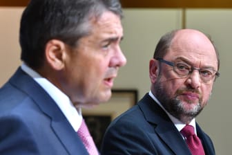 Martin Schulz neben Sigmar Gabriel auf einer Pressekonferenz: Vor dem Koalitionspoker mit der CDU schwächt Gabriel die Position des Parteichefs.