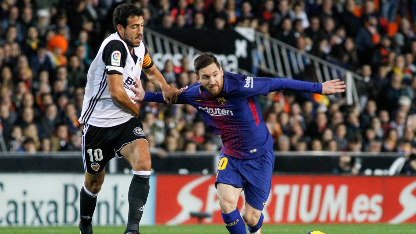 Nicht vom Ball zu trennen: Lionel Messi im Zweikampf mit Valencia-Kapitän Parejo.