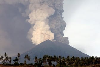 Eine riesige Rauchsäule steigt über dem Vulkan Mount Agung auf und zeugt von zunehmender Aktivität des Vulkans.