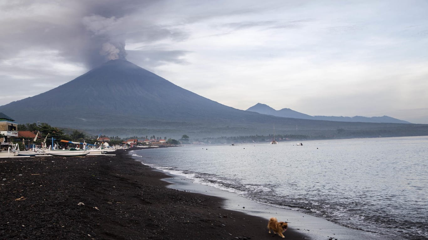 Fischerboote vor dem Mount Agung: Experten warnen vor einem gigantischen Ausbruch des Vulkans.
