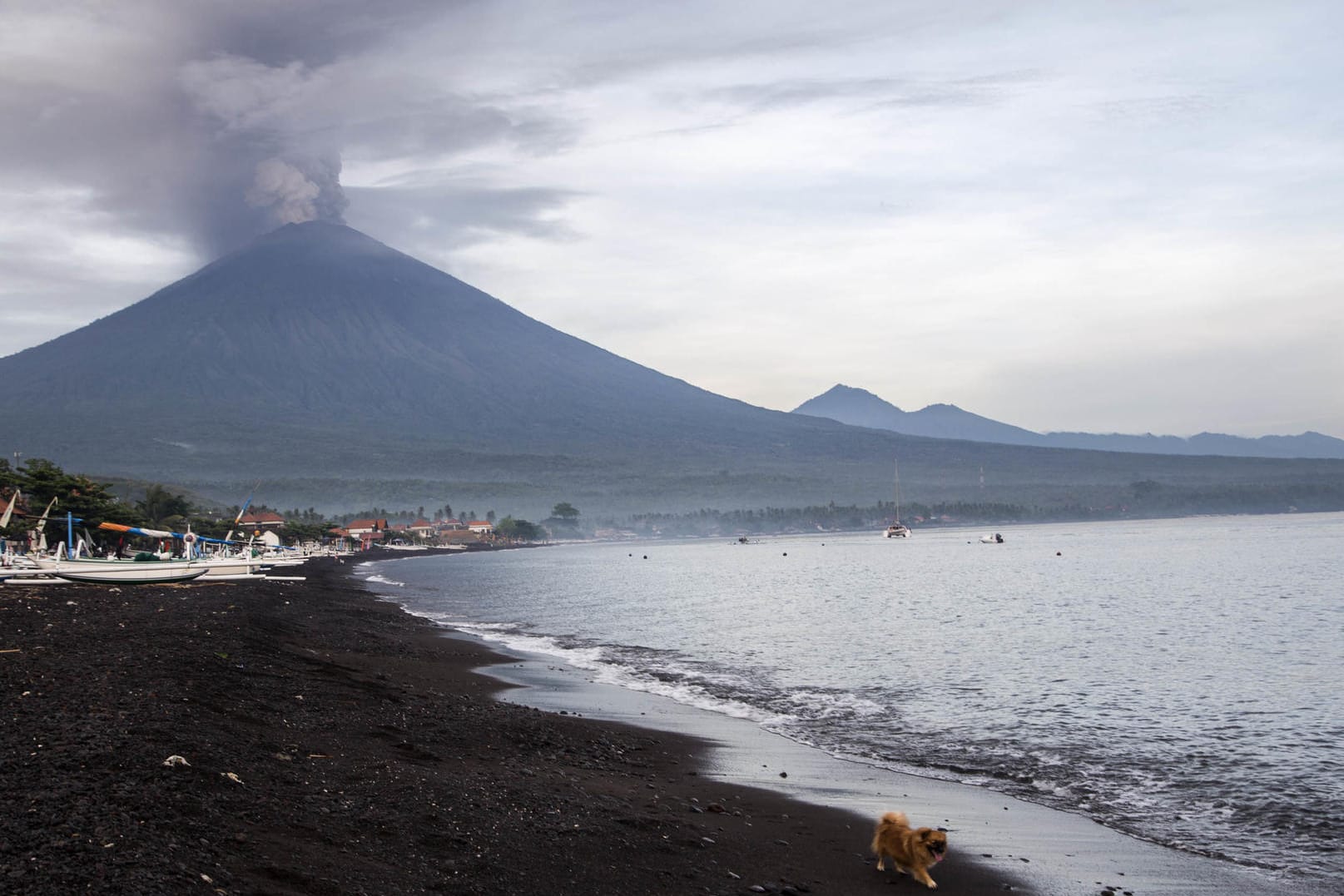 Fischerboote vor dem Mount Agung: Experten warnen vor einem gigantischen Ausbruch des Vulkans.