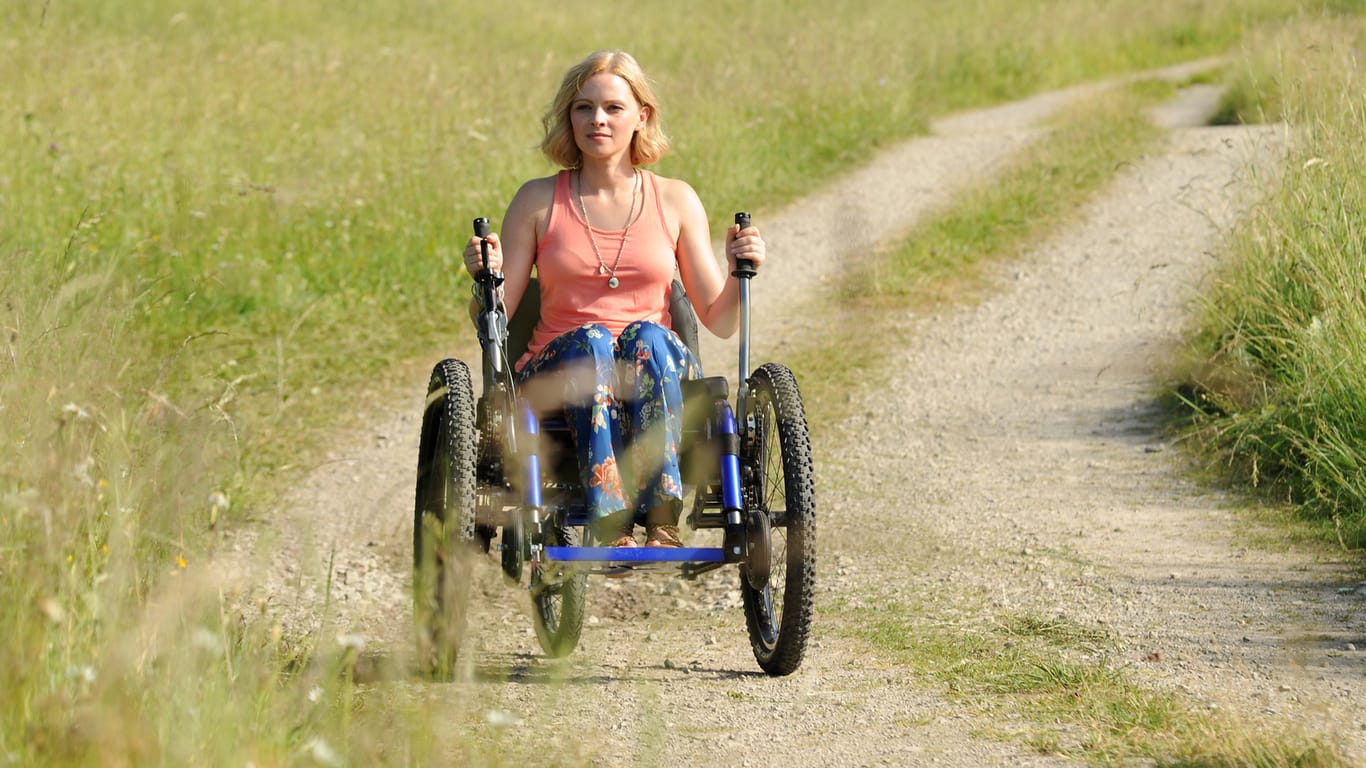 "Ein Sommer im Allgäu": Jennifer Ulrich in der Rolle als Bärbel im Rollstuhl.