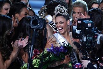 Die Südafrikanerin Demi-Leigh Nel-Peters jubelt und weint, nachdem sie die Wahl zur Miss Universe 2017 in Las Vegas gewonnen hat.