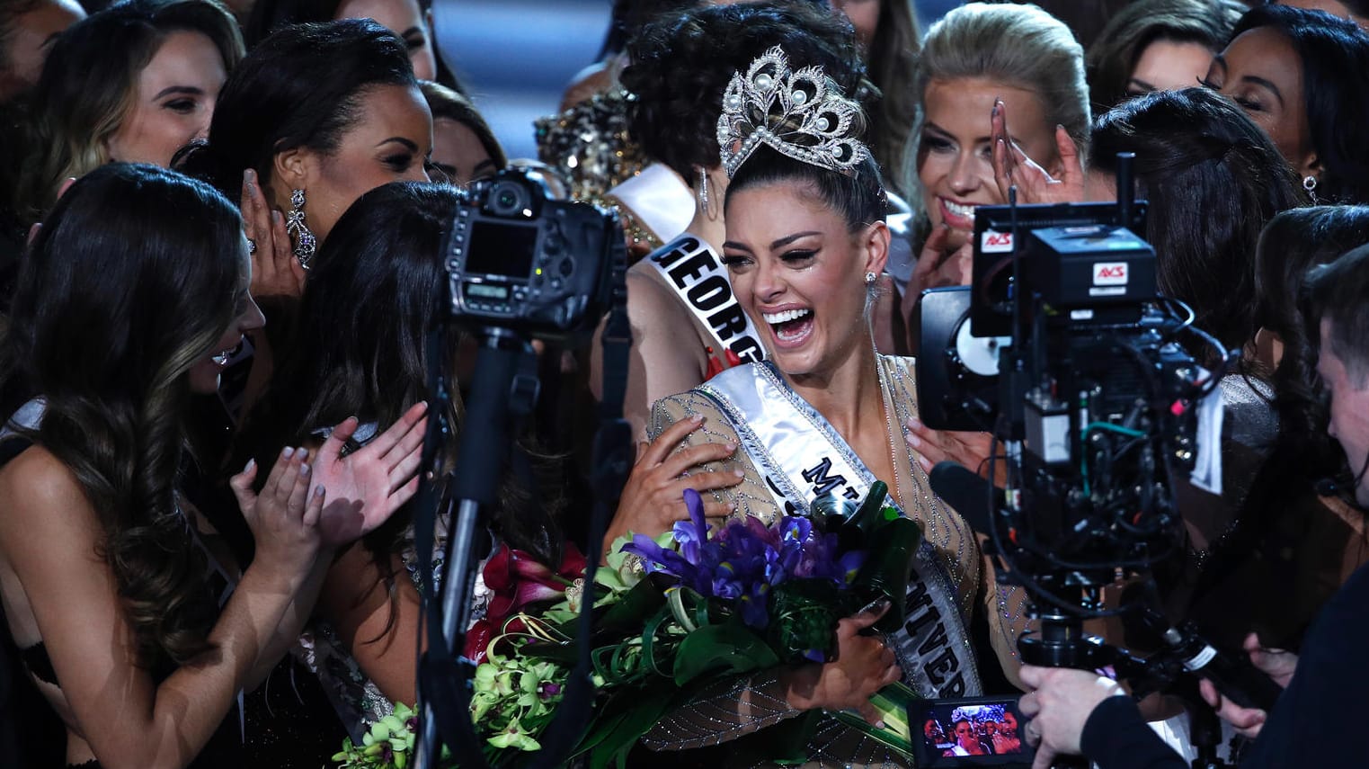 Die Südafrikanerin Demi-Leigh Nel-Peters jubelt und weint, nachdem sie die Wahl zur Miss Universe 2017 in Las Vegas gewonnen hat. Die Südafrikanerin Demi-Leigh Nel-Peters jubelt und weint, nachdem sie die Wahl zur Miss Universe 2017 in Las Vegas gewonnen hat.