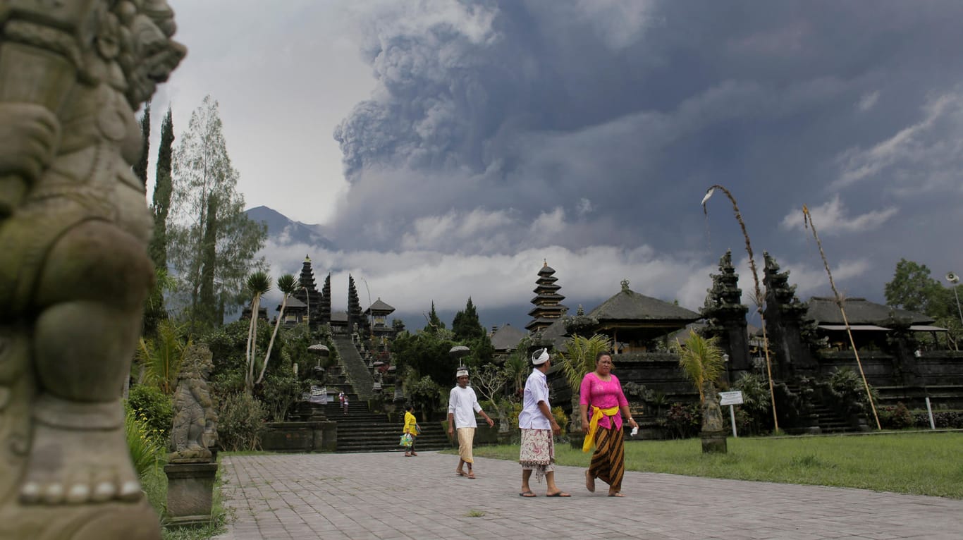 Einwohner werfen einen besorgten Blick auf die riesige Aschwolke über dem Mount Agung.