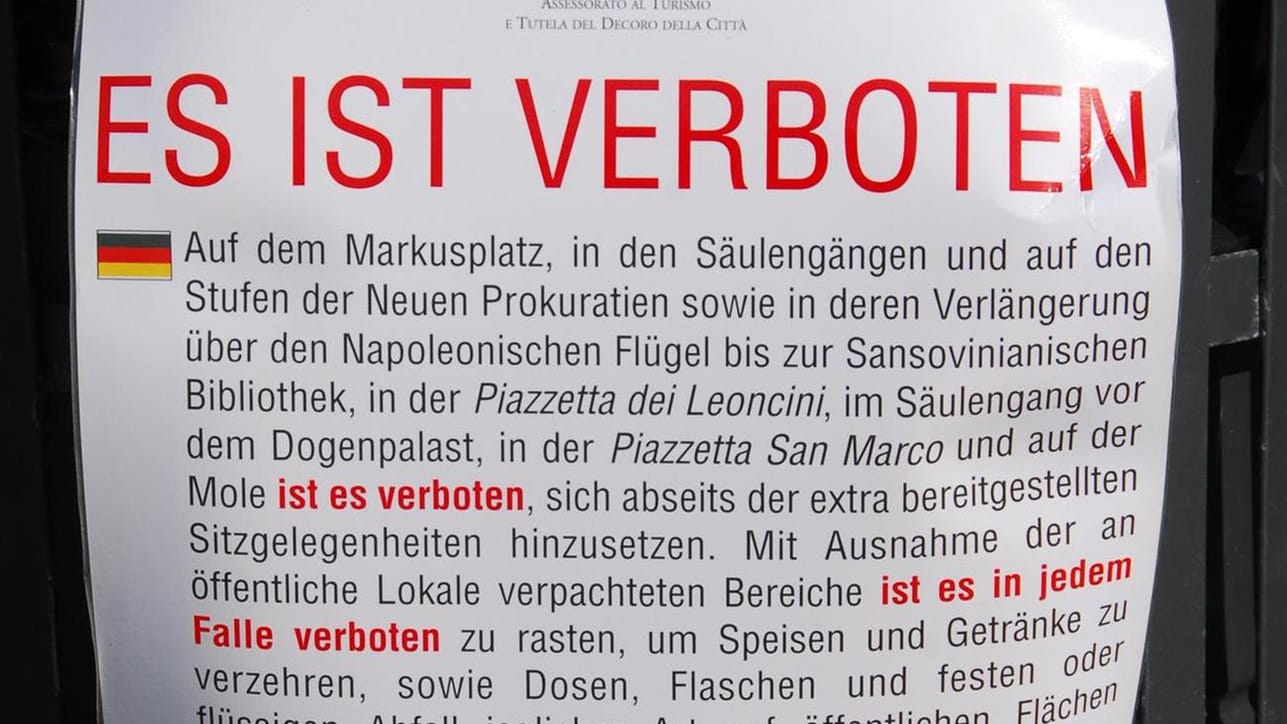 Der Markusplatz in Venedig ist und bleibt ein Besuchermagnet. Trotz Verboten und Hinweisen wird die Stadt der Verschmutzung durch Toursiten jedoch kaum Herr.