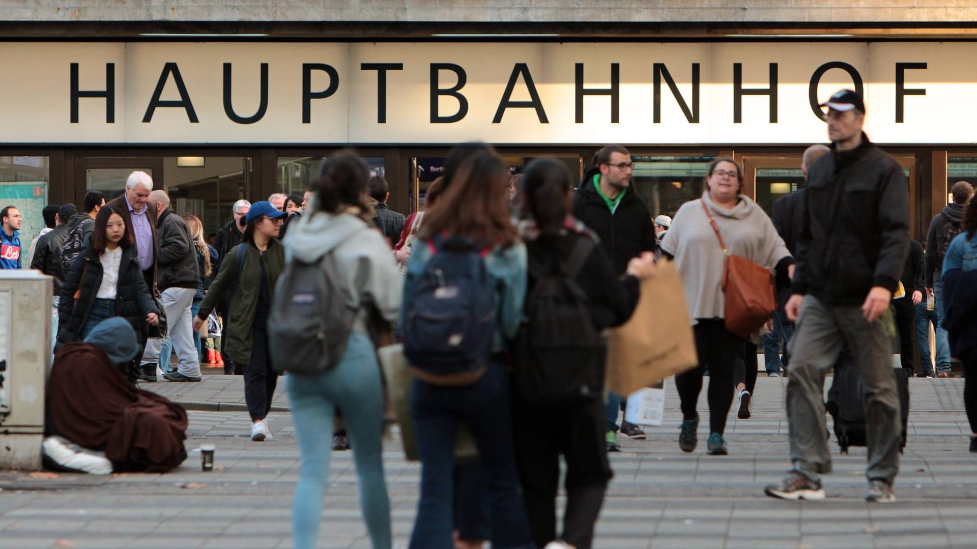 Der Düsseldorfer Hauptbahnhof: Das Verschnaufen an einer Bushaltestelle in der Nähe soll einen Rentner 35 Euro kosten.