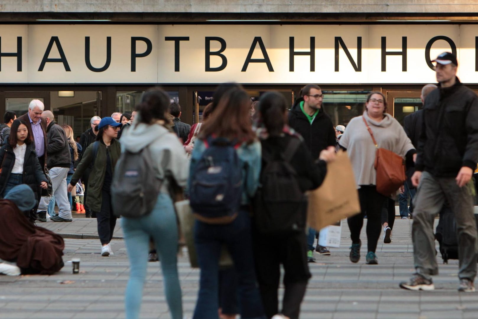 Der Düsseldorfer Hauptbahnhof: Das Verschnaufen an einer Bushaltestelle in der Nähe soll einen Rentner 35 Euro kosten.