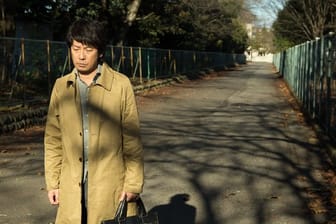 Kanzaki ( Masatoshi Nagase) kommt in einem kleinen verschlafenen Ort in Japan an.