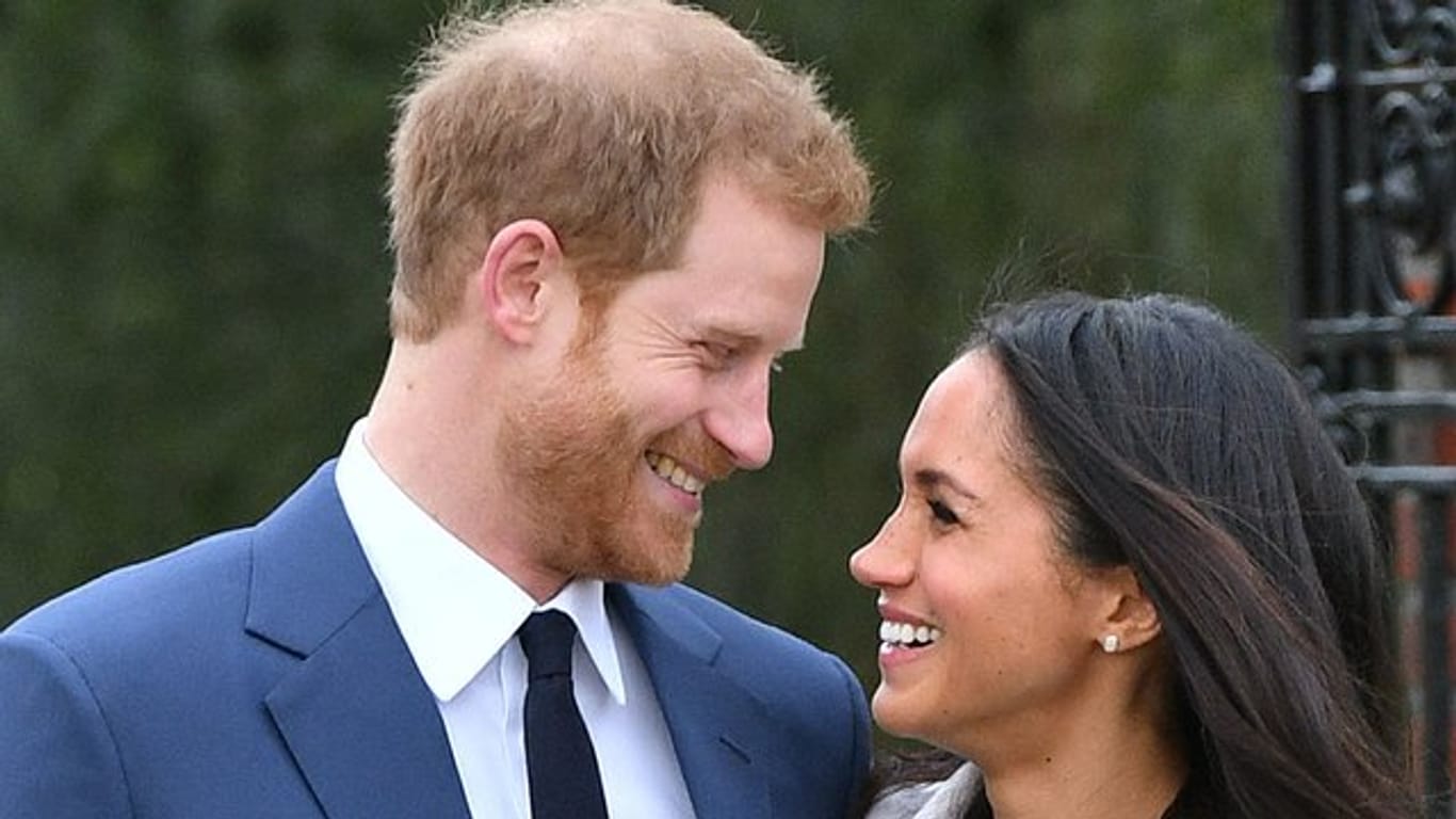 Nach der Bekanntgabe ihrer Verlobung treten Prinz Harry und Maeghan Markle im "Weißen Garten" des Kensington-Palasts vor die Kameras.