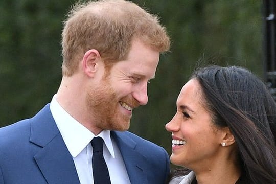 Nach der Bekanntgabe ihrer Verlobung treten Prinz Harry und Maeghan Markle im "Weißen Garten" des Kensington-Palasts vor die Kameras.