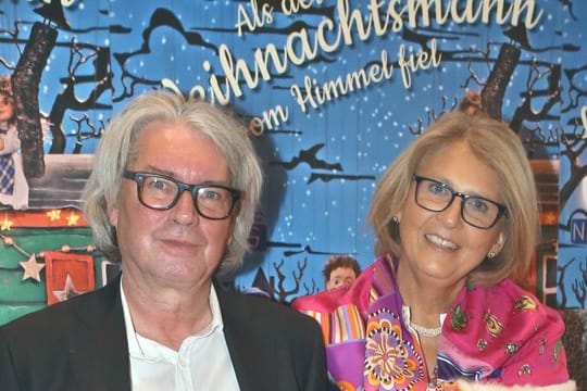 Produzent Fred Steinbach und Filmverleiherin Veronika Morawetz bei der Premiere von "Als der Weihnachtsmann vom Himmel fiel" in Augsburg.