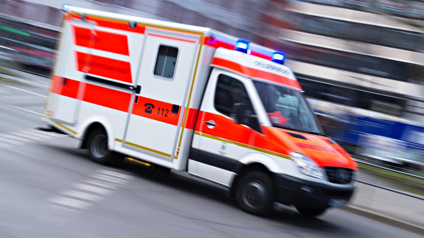 Ein Rettungswagen fährt mit Blaulicht: In Oberhausen wurde ein Dachdecker schwer verletzt.