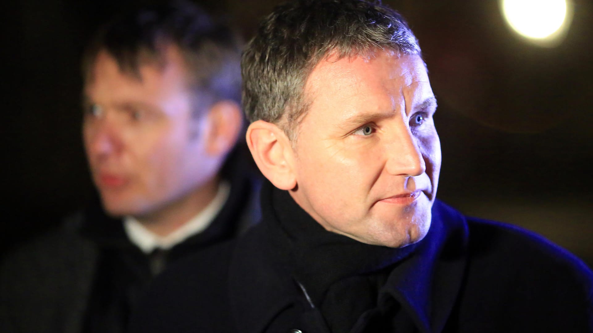 Die Landesvorsitzenden in Thüringen und Sachsen-Anhalt, Björn Höcke (r.) und André Poggenburg: Gemeinsam initiierten sie 2015 die "Erfurter Resolution". Darin wird die AfD als "Widerstandsbewegung gegen die weitere Aushöhlung der Souveränität und Identität Deutschlands" beschrieben. Zu den Unterzeichnern gehört auch Fraktionsvorsitzender Alexander Gauland.