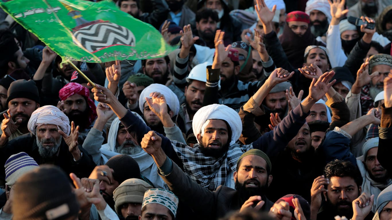 Religiöse Extremisten haben in Pakistan mit einer dreiwöchigen Blockade der Hauptstadt Islamabad den Rücktritt von Justizminister Zahid Hamid erzwungen.