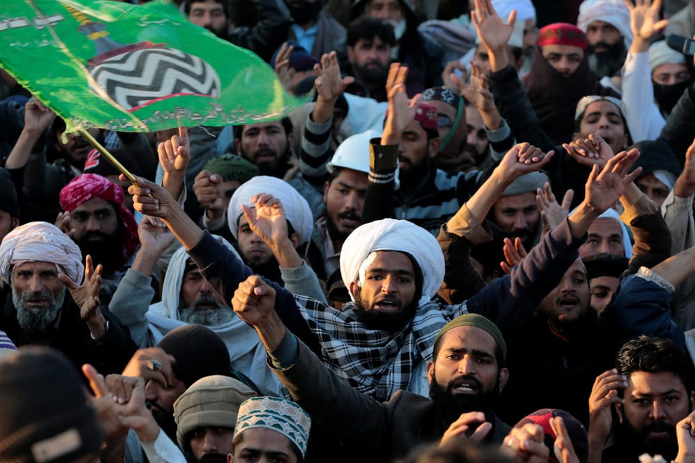 Religiöse Extremisten haben in Pakistan mit einer dreiwöchigen Blockade der Hauptstadt Islamabad den Rücktritt von Justizminister Zahid Hamid erzwungen.