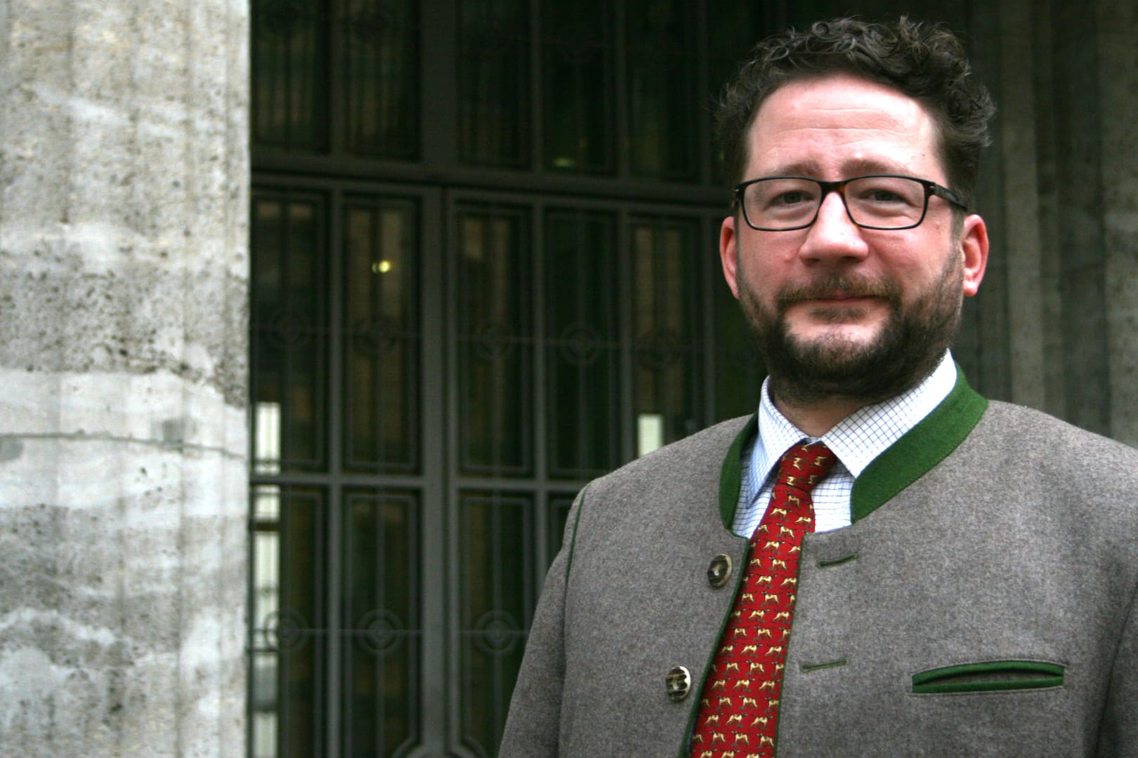 AfD-Bundestagsabgeordneter Berengar Elsner von Gronow: Er ist Sprecher der Alternativen Mitte in NRW, dem größten Landesverband der AfD. Laut Grundsatzpositionen der Alternativen Mitte bekennen sich die Mitglieder uneingeschränkt zum Grundgesetz und lehnen Extremismus ab.