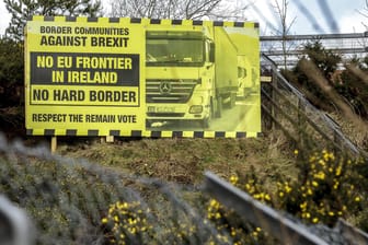 Protest gegen neue Grenzkontrollen in Newry (Nordirland): Unternehmen aus den Regionen befürchten nach dem Brexit wirtschaftliche Nachteile.