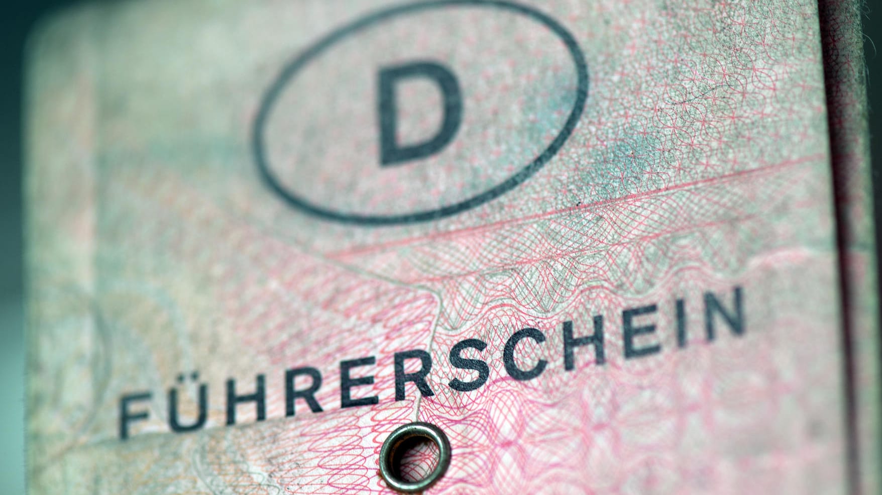 Bei einem harmlosen Unfall flog der Man aus Hüsten (Nordrhein-Westfalen) auf. Bei einem harmlosen Unfall flog der Man aus Hüsten (Nordrhein-Westfalen) auf.