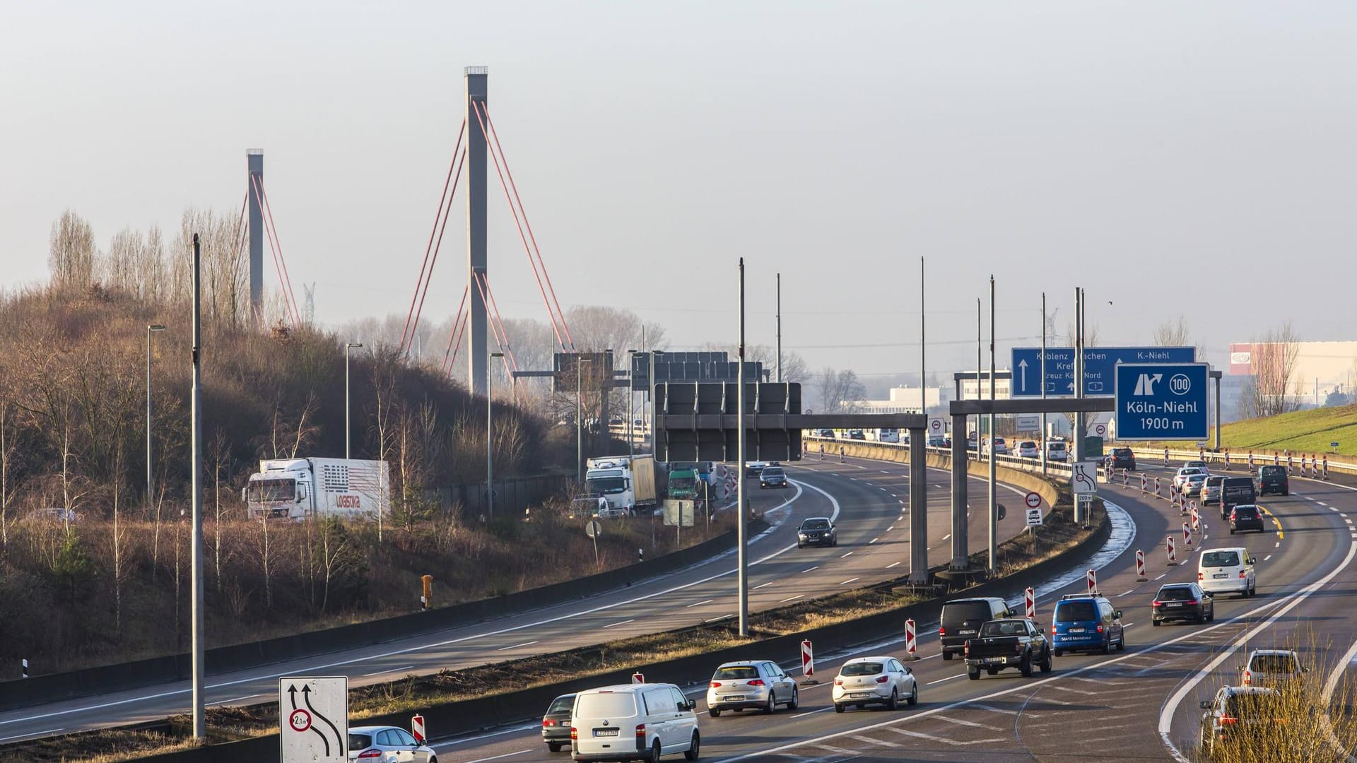 Der Auto Club Europa (ACE) und der ADAC sagen für die Tage vom 1. bis 3. Dezember wenig Reiseverkehr und kaum Staus voraus.