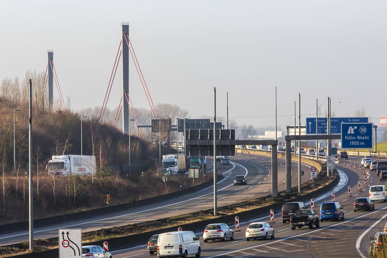 Der Auto Club Europa (ACE) und der ADAC sagen für die Tage vom 1. bis 3. Dezember wenig Reiseverkehr und kaum Staus voraus.