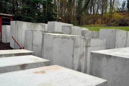 Das Künstlerkollektiv hat in Bornhagen eine Nachbildung des Berliner Holocaust-Mahnmals aufgebaut.