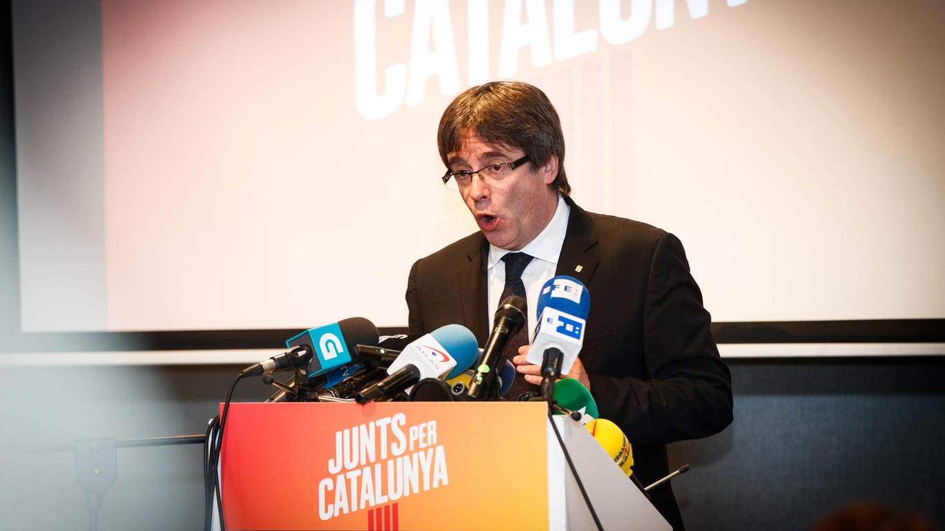 Der ehemalige Chef der katalanischen Regierung, Carles Puigdemont, spricht im Exil