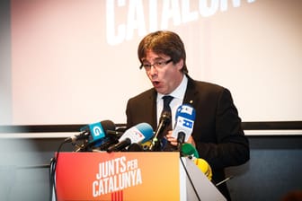 Der ehemalige Chef der katalanischen Regierung, Carles Puigdemont, spricht im Exil