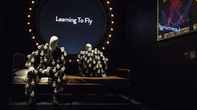 Puppen in "Glühlampen-Anzügen" in der Londoner Pink-Floyd-Ausstellung - eine Anspielung auf das Cover des Albums "Delicate Sound Of Thunder". Puppen in "Glühlampen-Anzügen" in der Londoner Pink-Floyd-Ausstellung - eine Anspielung auf das Cover des Albums "Delicate Sound Of Thunder".