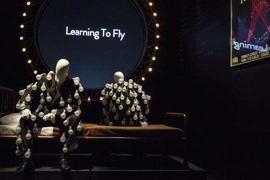 Puppen in "Glühlampen-Anzügen" in der Londoner Pink-Floyd-Ausstellung - eine Anspielung auf das Cover des Albums "Delicate Sound Of Thunder".