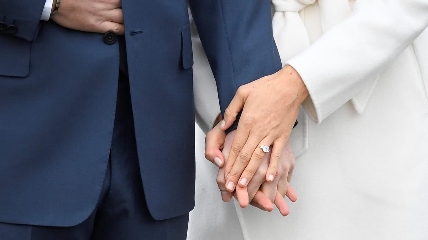 An Meghan Markles Hand funkelt jetzt ein eleganter Verlobungsring.
