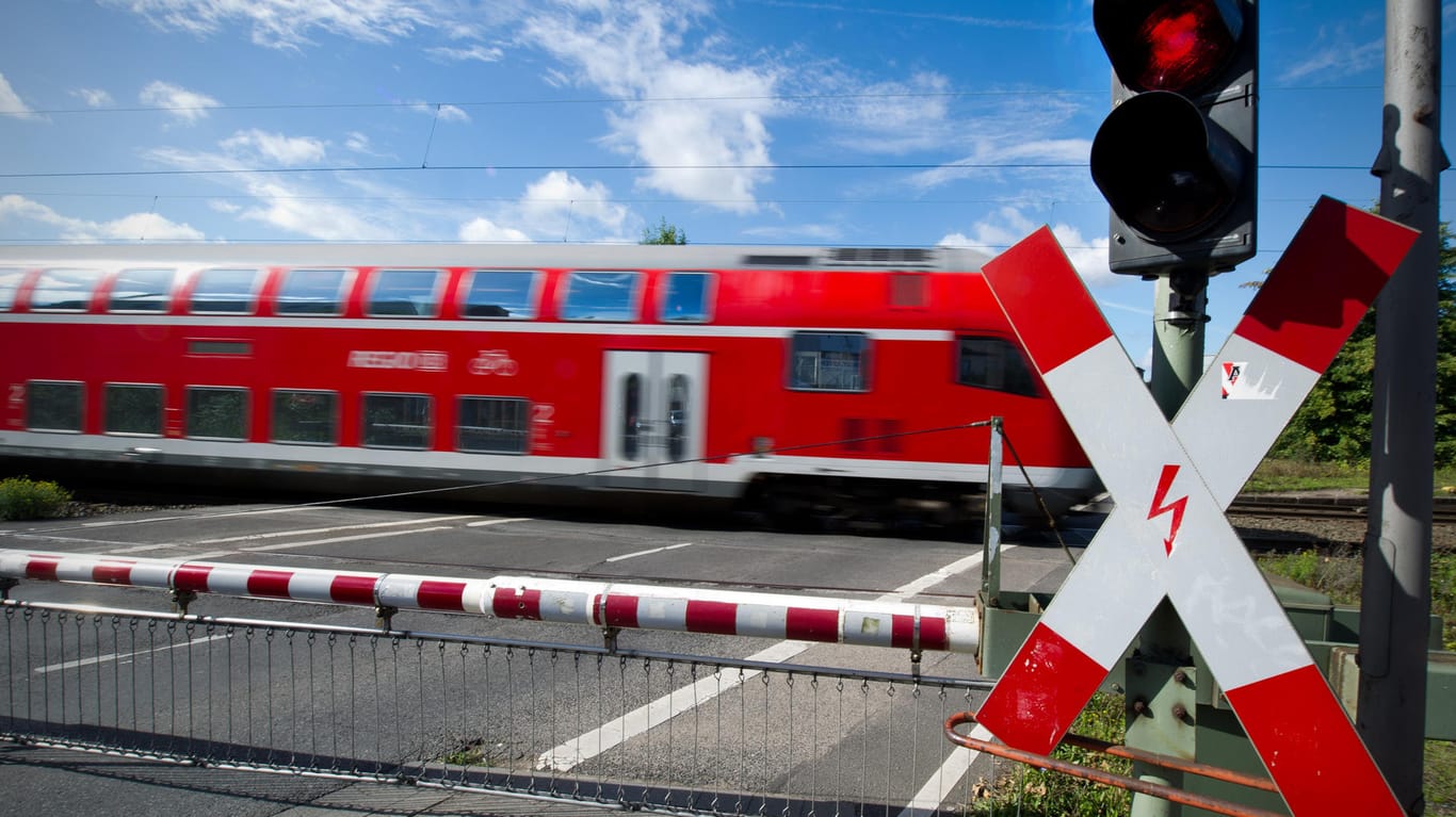 Viele Autofahrer, Radfahrer und Fußgänger kennen oft nicht die Bedeutung des Andreaskreuzes am Bahnübergang.