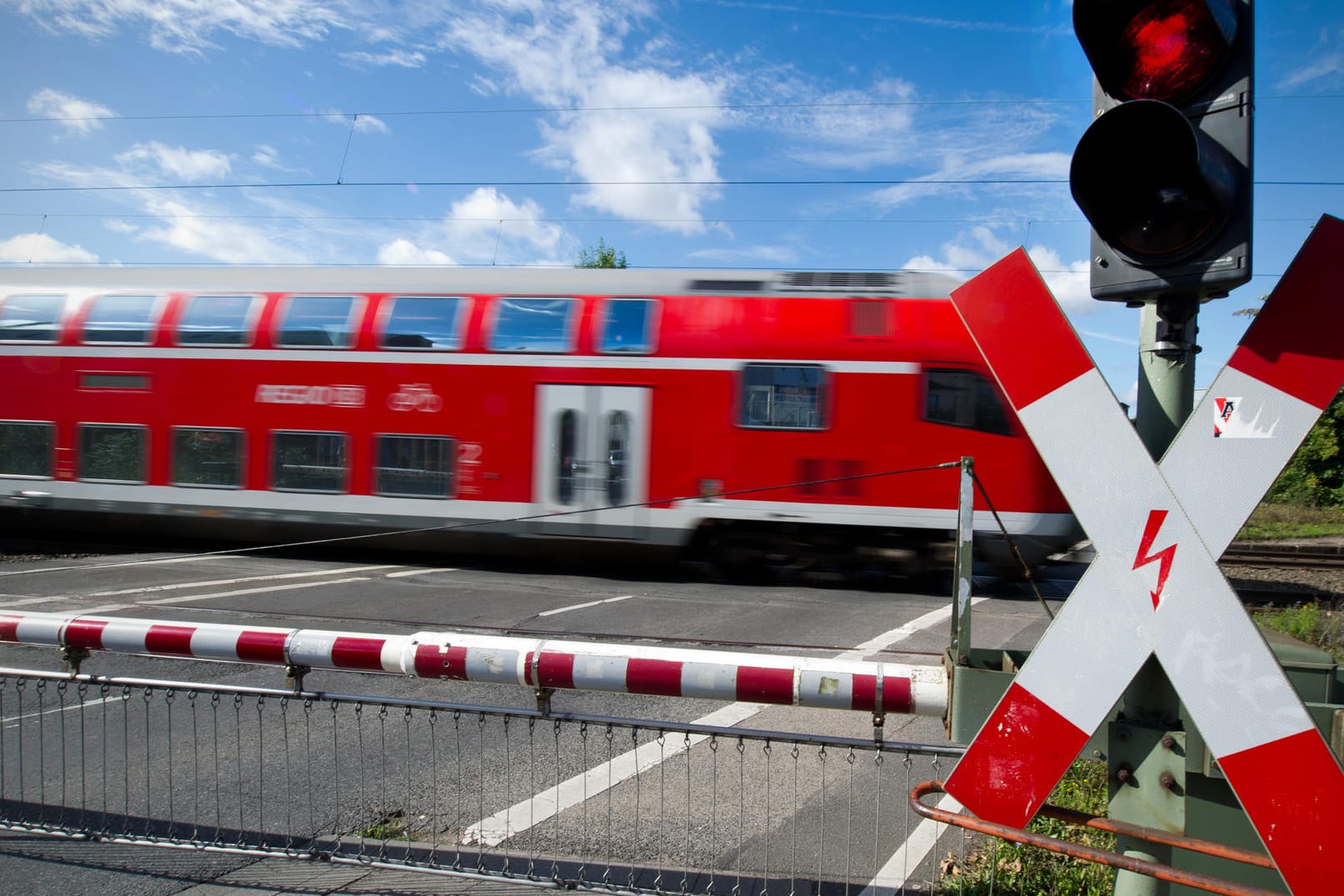 Viele Autofahrer, Radfahrer und Fußgänger kennen oft nicht die Bedeutung des Andreaskreuzes am Bahnübergang.