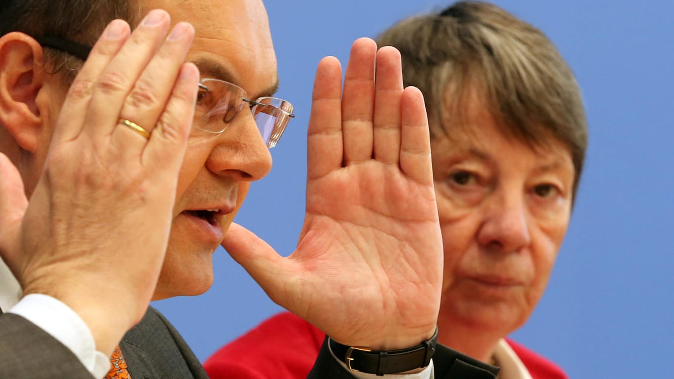 Bundeslandwirtschaftsminister Christian Schmidt (CSU) und Bundesumweltministerin Barbara Hendricks (SPD): Die Verlängerung der Glyphosat-Zulassung sorgt zwischen beiden für Streit.