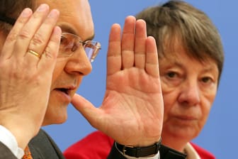 Bundeslandwirtschaftsminister Christian Schmidt (CSU) und Bundesumweltministerin Barbara Hendricks (SPD): Die Verlängerung der Glyphosat-Zulassung sorgt zwischen beiden für Streit.