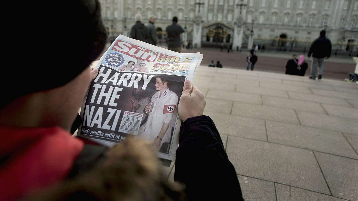 Zahlreiche Zeitungen druckten im Jahr 2005 dieses Bild von Prinz Harry auf einer Kostümparty ab.