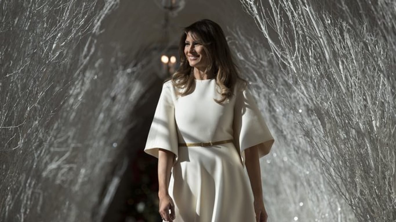 First Lady Melania Trump im weihnachtlich dekorierten Säulengang des Weißen Hauses.