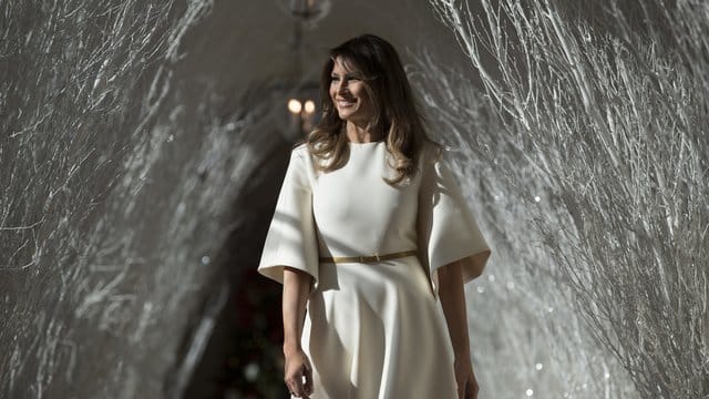 First Lady Melania Trump im weihnachtlich dekorierten Säulengang des Weißen Hauses. First Lady Melania Trump im weihnachtlich dekorierten Säulengang des Weißen Hauses.