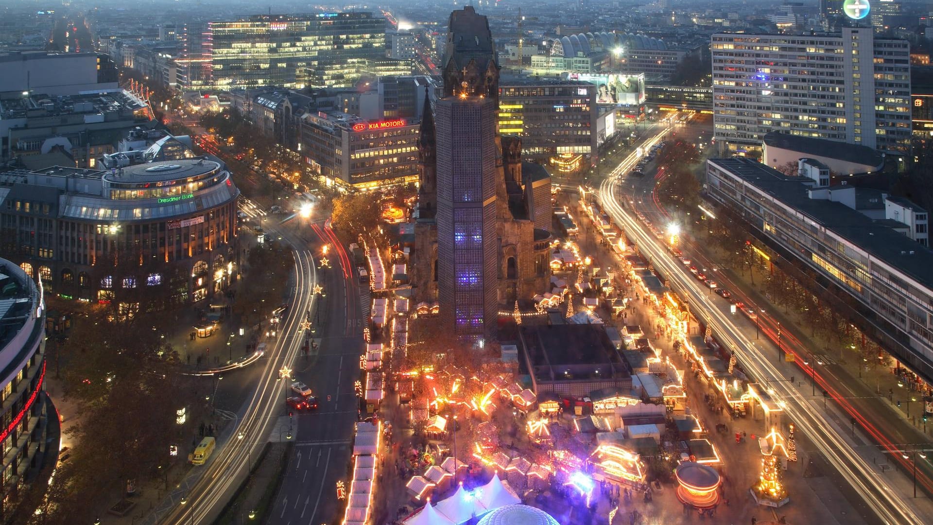 Weihnachtsmarkt auf dem Breitscheidplatz in Berlin: Ein Denkmal erinnert an den Terroranschlag von 2016.